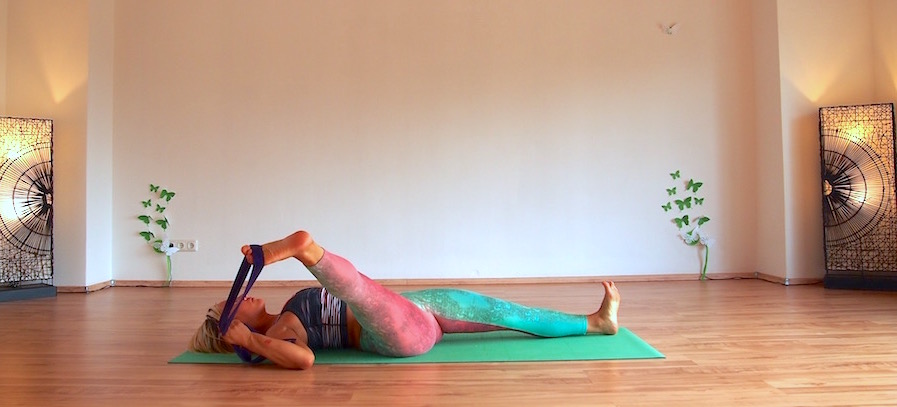 Yogagurt Hamstring Stretch
